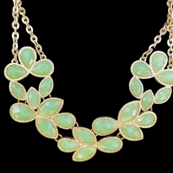 GREEN ACRYLIC FLOWERS & GOLDTONED FASHION NECKLACE - Picture 3 of 5
